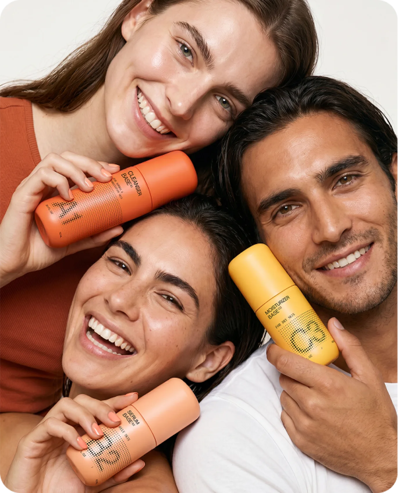 Grupo diverso de personas con frascos Cleanser Base, Serum Base y Moisturizer Base.