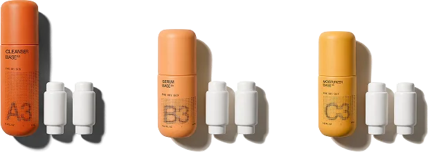 Frasco Cleanser Base con dos cápsulas blancas de concentrado sobre fondo negro.